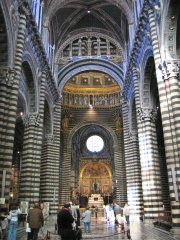 L’interno del
Duomo di Siena
(18452 bytes)
